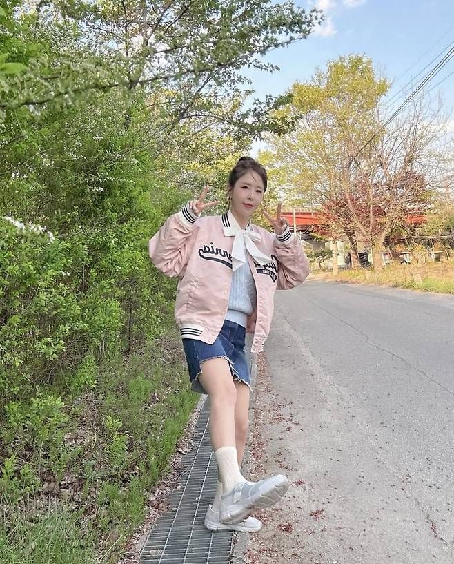 사진 속 신지는 마치 화보 속 주인공처럼 산책길을 걸으며 봄의 분위기를 그대로 담아냈다.사진=신지 SNS