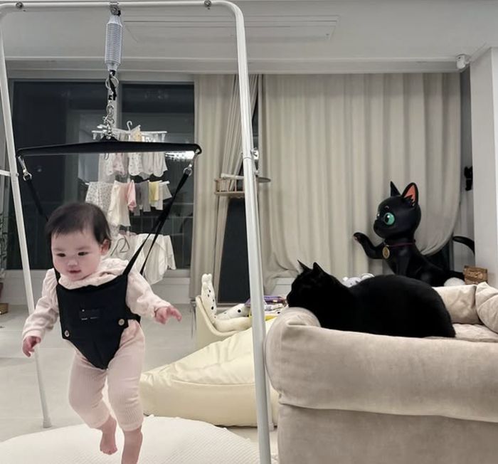 재이는 보조 기구에 매달려 폴짝폴짝 걷기 연습에 한창이다.사진=박수홍 SNS