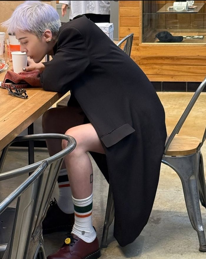 검정 롱코트에 반바지, 발목까지 올라온 레트로 삭스와 버건디 닥터마틴 로퍼를 매치했다. 사진=지드래곤 부계정 SNS