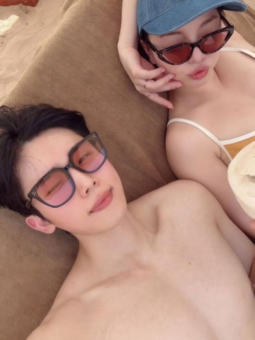 가수 에일리와 사업가 최시훈 부부가 뜨거운 햇살 아래 더욱 뜨거운 신혼 케미를 자랑했다.  사진=에일리 SNS