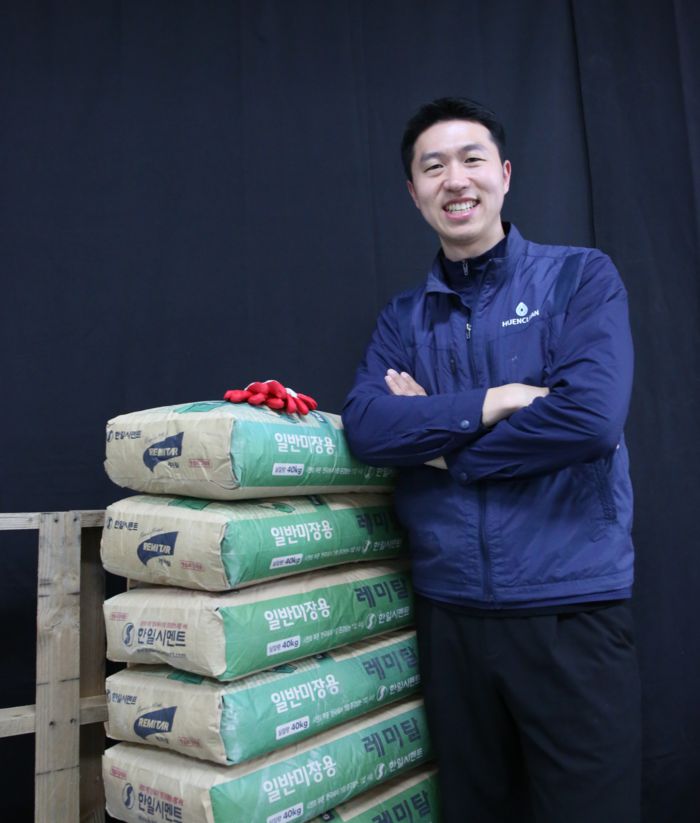 유튜버 열현남아가 현장에서 쓰는 장비들 앞에서 웃고 있다. [김재현 기자]