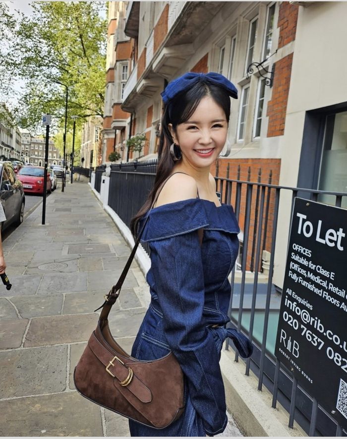 여기에 볼드한 후프 귀걸이로 포인트를 더한 감각도 눈에 띈다.사진=장영란 SNS