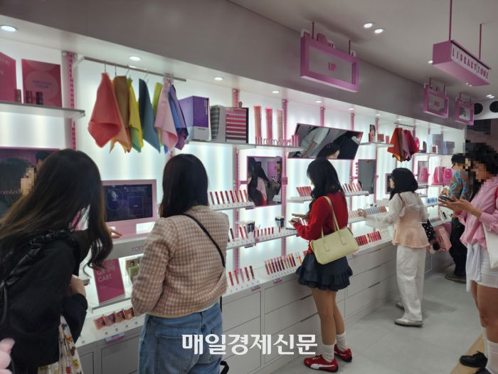 24일 서울 성동구 성수동에 문을 연 롬앤 1호 매장 핑크오피스가 방문객들로 북적이고 있다. [사진=김금이 기자]