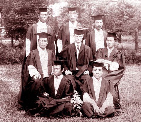 1908년 세브란스병원(제중원)의학교를 1회로 졸업한 최초의 면허 의사 7인. 제일 뒷줄 왼쪽부터 시계 방향으로 김필순, 홍석후, 신창희, 박서양, 홍종은, 김희영, 주현칙씨. 가운데는 당시 외과 교수였던 허스트 박사. 시선 방향이 너무 제각각이라 마음이 불편하다. [사진 출처=연세대]