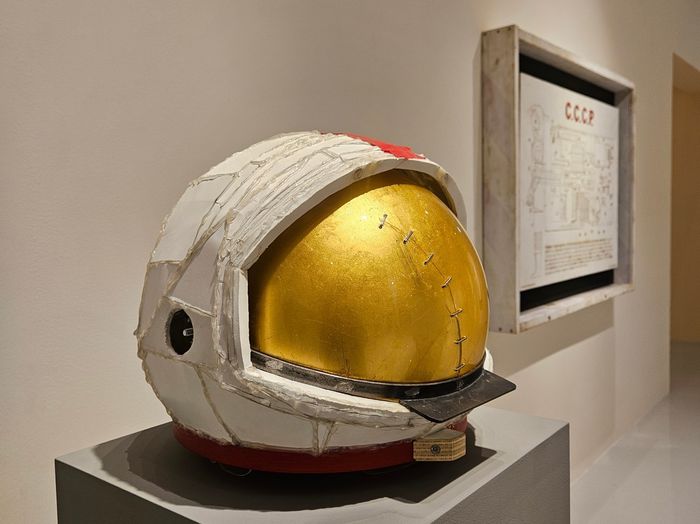 톰 삭스가 우주 헬멧을 브리콜라주 기법으로 재구성한 작품. 송경은 기자