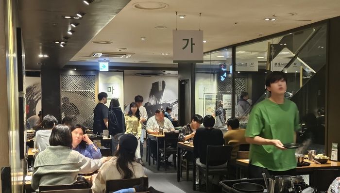 고객들이 로운 샤브샤브 신촌점에서 식사를 즐기고 있다. [사진 출처 = 이랜드이츠]