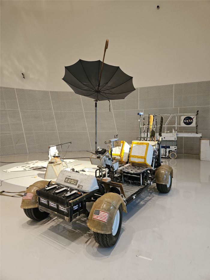 화성 탐사 임무에서 활용되는 로버를 재해석한 톰 삭스의 ‘Mars Excursion Roving Vehicle(MERV)’(2010-2012). 우산과 삽, 빗자루, 톱 등 일상 사물로 만들어졌다. 송경은 기자
