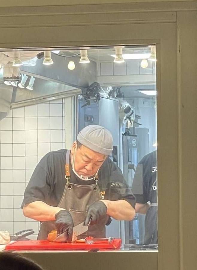 프랑스 현지에서 포착된 백종원 대표. [사진 = 온라인커뮤니티]