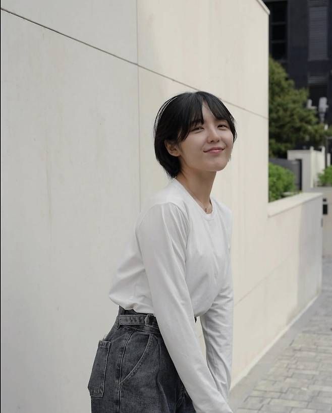 서신애는 내추럴한 메이크업에 심플한 화이트 티셔츠와 연청 데님 팬츠를 매치해 청순한 매력을 배가시켰다. 사진=서신애 SNS