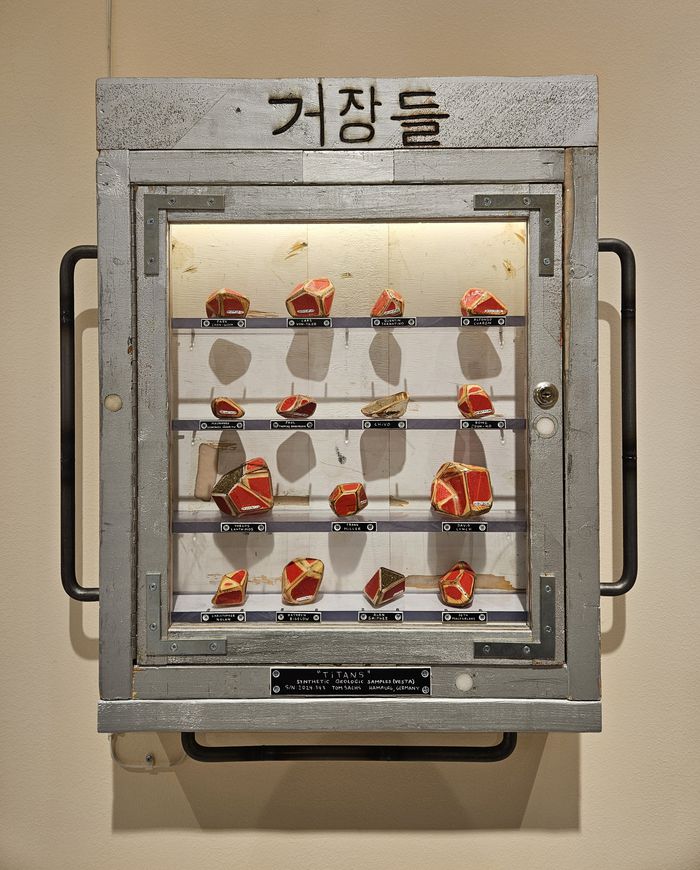 톰 삭스가 이번 서울 개인전을 맞아 한글을 새겨넣은 작품. ‘거장들’이라고 적힌 이 샘플 박스엔 박찬욱 감독 등 세계적인 거장들의 이름이 각각 적힌 운석 모형들이 진열돼 있다. 송경은 기자