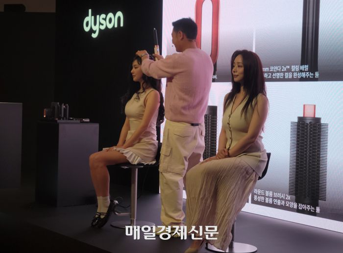 김선우 다이슨 뷰티 앰배서더가 다이슨 에어랩 코안다2x™ 멀티 스타일러 앤 드라이어로 모델을 연출하는 모습