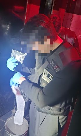 지난 25일 서울 강남경찰서 소속 경찰관들이 유흥가 마약 단속을 진행하고 있다. [서울경찰청]