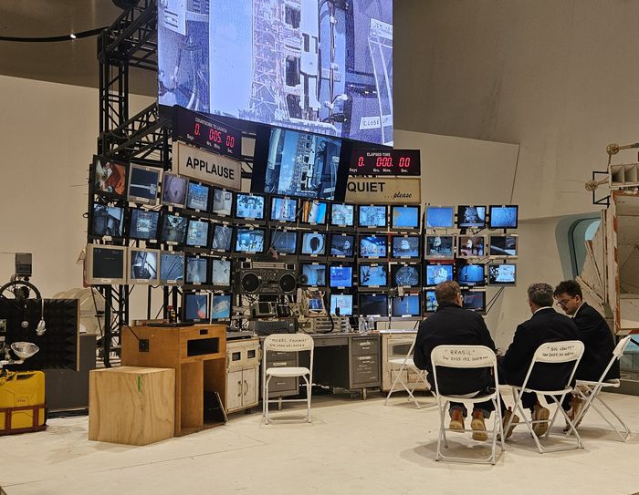 톰 삭스(가운데)가 미국 항공우주국(NASA)의 우주비행 관제센터를 모티브로 제작한 퍼포먼스 설치 작품 ‘Mission Control Center(MCC)’(2007)에서 시연을 준비하고 있다. 송경은 기자