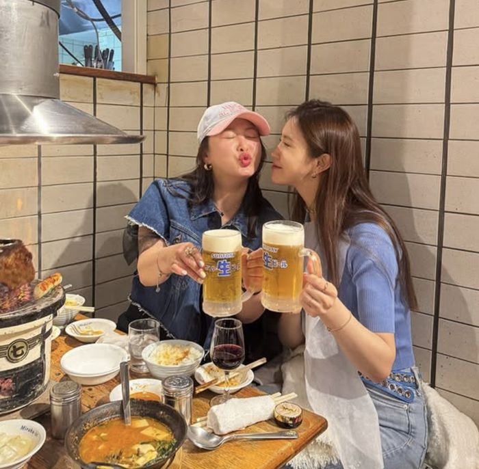 이다해는 개그우먼 심진화와 함께 현지 이자카야에서 친구들과 흥겨운 시간을 보내고 있는 모습이었다.사진=이다해 SNS