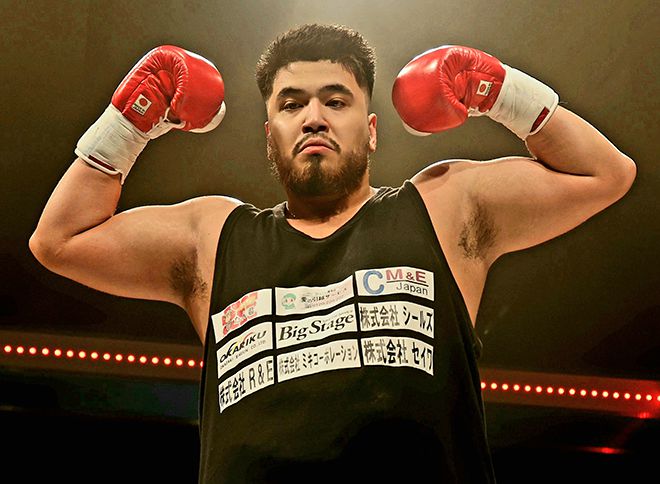 다지마 브랜든 미쓰로가 2022년 4월 일본 오사카 미엘파르크홀 프로복싱 데뷔전을 1라운드 56초 만에 이긴 후 기뻐하고 있다. 사진=LUSH Midori Promotions