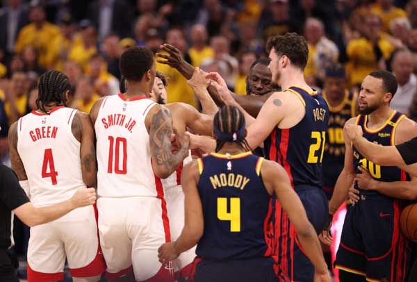 2쿼터 경기 도중 양 팀 선수들이 충돌한 모습. 사진= AP= 연합뉴스 제공