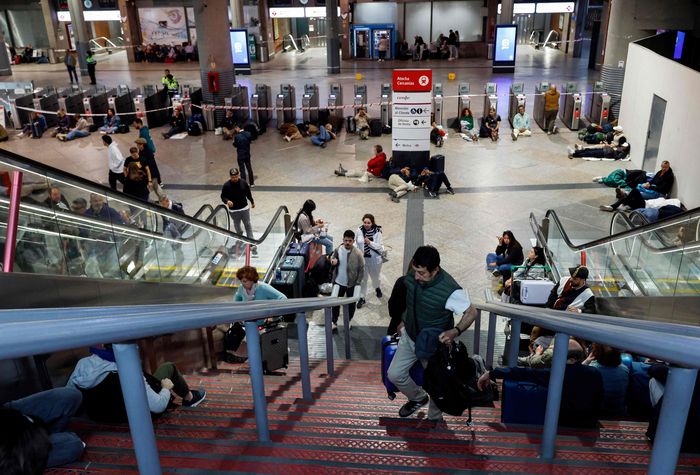 대규모 정전 사태로 인해 이베리아반도 전역과 프랑스 남부가 영향을 받은 가운데, 여행객들이 스페인 마드리드 아토차역 바닥에 앉거나 누워 밤을 보낼 준비를 하고 있다. 2025. 4. 28[사진 = AFP 연합뉴스]