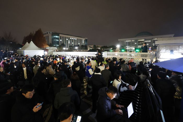 비상계엄 선포 뒤 출입 통제되는 국회 모습 [사진 = 연합뉴스]