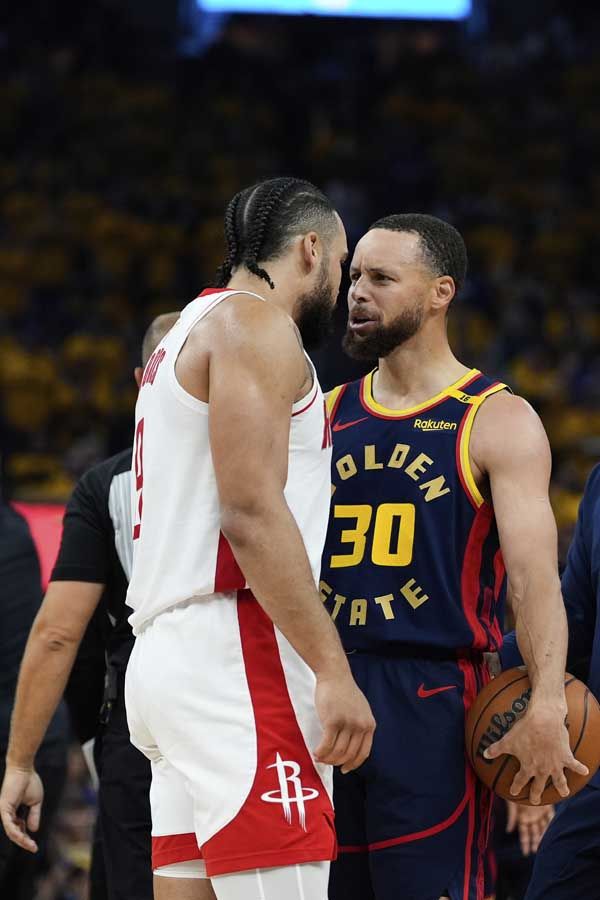 휴스턴의 딜런 브룩스와 골든스테이트의 스테판 커리가 신경전을 벌이고 있다. 사진= AP= 연합뉴스 제공