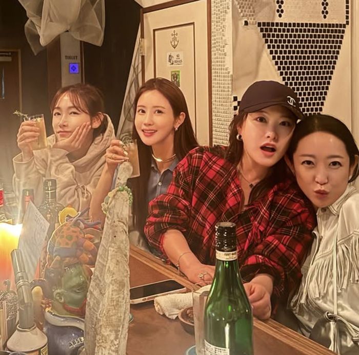 네 사람이 바에 나란히 앉아 술잔을 기울이며 미소 짓고 있다.사진=이다해 SNS