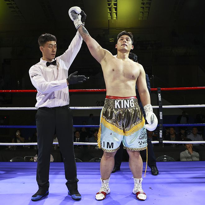 KBM 헤비급 챔피언 김정현이 2025년 4월 경기도 남양주체육문화센터 타이틀 2차 방어전 승리 선언을 받고 있다. 사진=FINAL FLASH 박종혁 기자