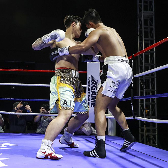 KBM 헤비급 챔피언 김정현이 2025년 4월 경기도 남양주체육문화센터 타이틀 2차 방어전에서 도전자 김태광을 다운시키고 있다. 사진=FINAL FLASH 박종혁 기자