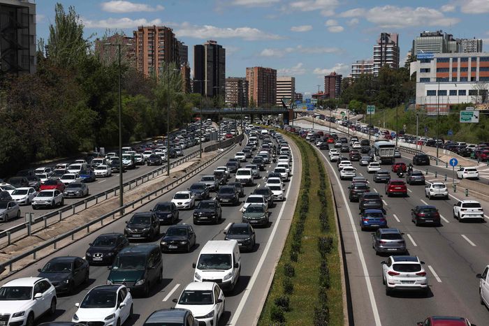 대규모 정전으로 인해 차량들이 마드리드 순환도로 M30에서 극심한 교통 체증 속에 서행하고 있다. 이번 정전은 2025년 4월 28일 오전, 이베리아반도 전역과 프랑스 남부 일부 지역까지 영향을 미쳤다고 포르투갈 전력망 운영사 REN이 밝혔다. [사진 = AFP 연합뉴스]