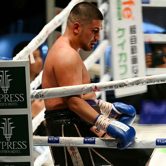 다지마 브랜든 미쓰로가 2024년 3월 일본 나고야 인터내셔널 콘퍼런스홀에서 유럽복싱연합 크루저급 챔피언 출신 알렉산드루 안드레이 주르한테 만장일치 판정으로 진 다음 링 밖으로 나가고 있다. 프로 데뷔 11경기 만에 당한 첫 패배다. 사진=Kameda Promotions