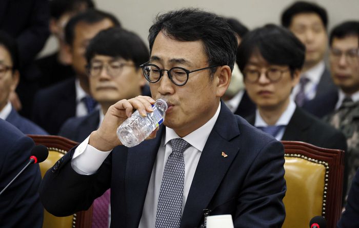 유영상 SK텔레콤 대표가 30일 국회 과학기술정보방송통신위원회의에서 열린 방송통신 분야 청문회에 참석해 물을 마시고 있다. [김호영 기자]