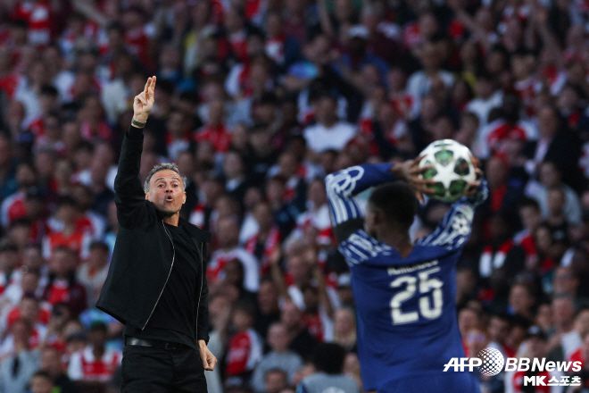 PSG 간판 공격수 우스만 뎀벨레가 경기 시작 4분 만에 결승골을 터뜨렸다. 흐비차 크바라츠헬리아가 간결한 드리블 후 내준 볼을 뎀벨레가 왼발 논스톱 슈팅으로 연결해 골망을 갈랐다. PSG는 뎀벨레의 결승골을 잘 지켜내며 UCL 결승 진출의 유리한 고지를 점했다. 사진=AFPBBNews=News1