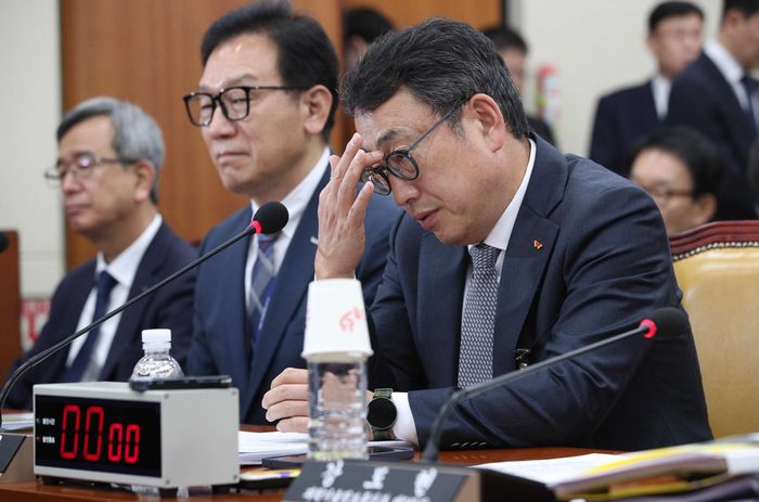 유영상 SK텔레콤 대표이사가 30일 국회 과학기술정보방송통신위원회의에서 열린 방송·통신 분야 청문회에서 얼굴을 매만지고 있다. [김호영 기자]