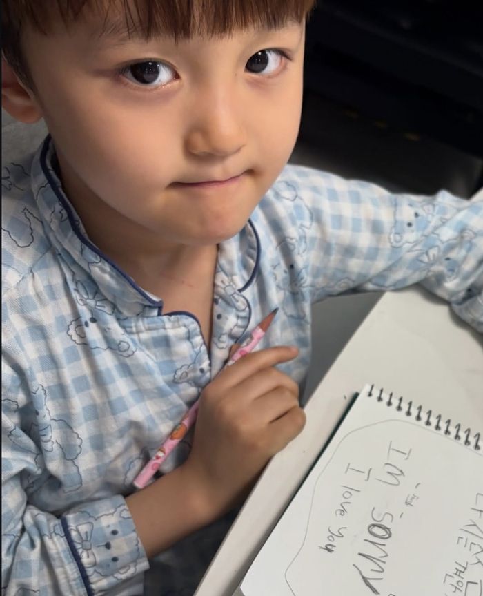 아이의 반성문이 눈길을 끈다.사진=서하얀 SNS