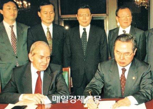 1997년 12월 당시 임창열 부총리 겸 재정경제원 장관이 정부 세종로 종합청사에서 미셸 캉드쉬 총재가 지켜보는 가운데 IMF SDR를 요청하는 의향서에 서명하고 있다. <매경DB>