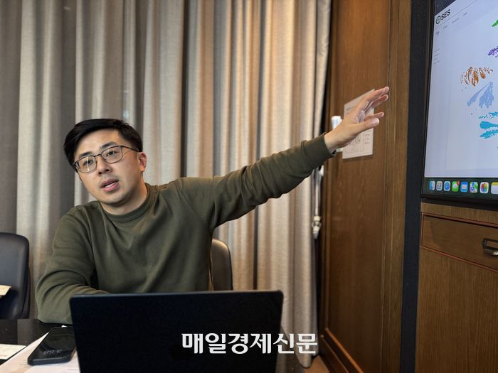 치차오 후 SES AI CEO가 인공지능(AI) 기술을 활용해 분자를 찾는 ‘분자 우주(MU) 0’ 플랫폼에 대해 설명하고 있다. [사진 = 정호준 기자]