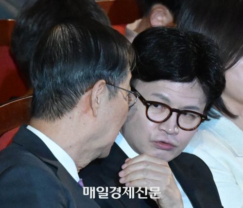 한덕수 국무총리(왼쪽)와 한동훈 국민의힘 대표가 개천절 경축식에서 대화하고 있다. 매경DB