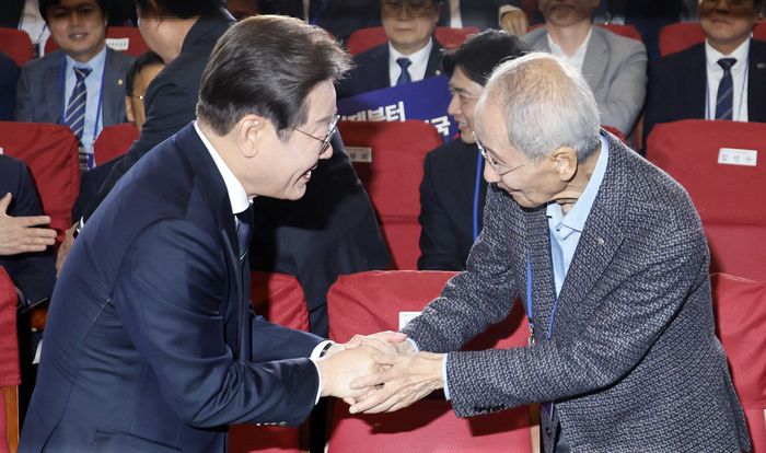 지난달 30일 서울 여의도 국회 의원회관에서 열린 더불어민주당 제21대 대통령선거 ‘진짜 대한민국’ 중앙선거대책위원회 출범식에서 이재명 대선 후보가 윤여준 총괄선대위원장과 악수하고 있다. [김호영 기자]