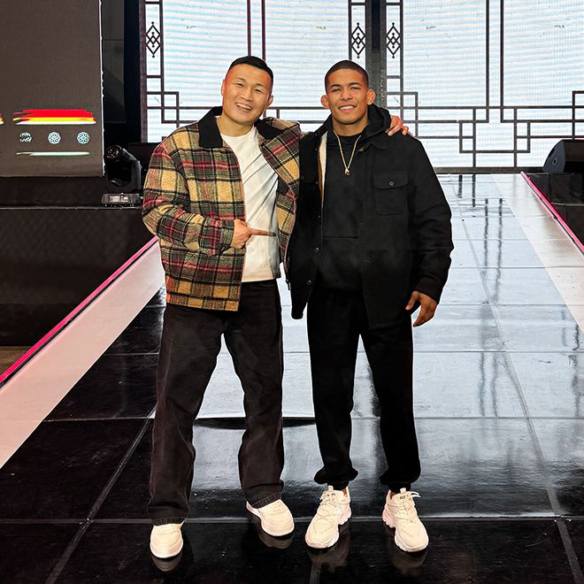 마테우스 카밀루(오른쪽)가 2024년 12월 ZFN 2 승리 후 경기도 고양시 KINTEX 제2전시장 7A홀에서 데이나 화이트 회장 Lookin’ for a Fight 원격 출연에 의한 UFC 계약 소식을 듣고 정찬성 대표와 기념 촬영을 하고 있다. 사진@matheuscamilomma