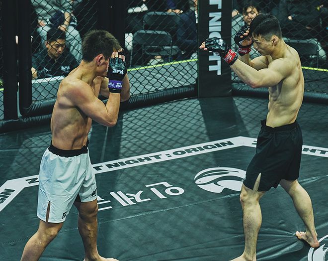 장윤성이 2025년 4월 서울특별시 스포모티브 ZFN 오리진에서 UFC 3전 파이터 아베 다이치를 상대하고 있다. 사진=MCP ECC