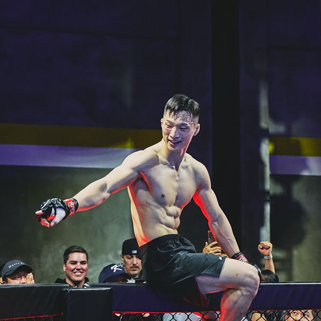 장윤성이 2025년 4월 서울특별시 스포모티브 ZFN 오리진에서 UFC 3전 파이터 아베 다이치를 꺾은 후 기뻐하고 있다. 사진=MCP ECC