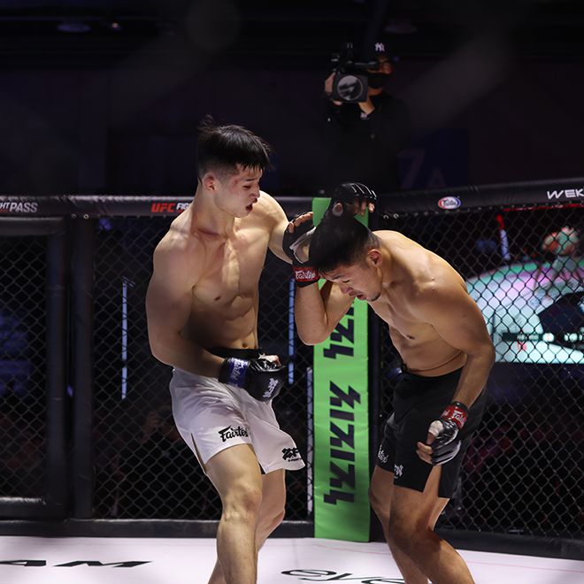정찬성 제자 장윤성(왼쪽)이 ZFN 2 메인카드 제4경기에서 UFC 7경기 출신 사토 다카시를 공격하고 있다. 둘의 시합은 UFC Fight Pass로 세계 200여 나라에 생중계됐다. 사진=MCP ECC