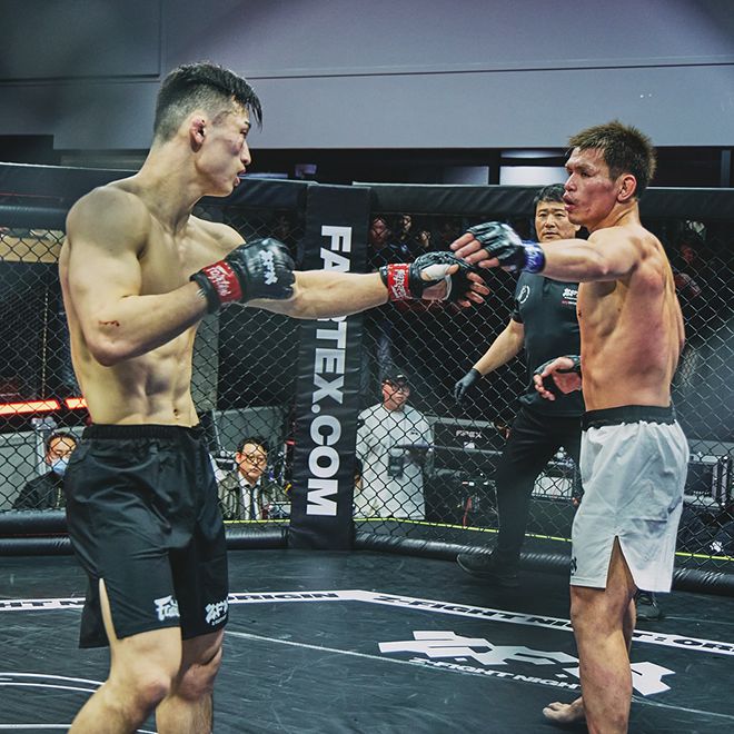 장윤성이 2025년 4월 서울특별시 스포모티브 ZFN 오리진에서 UFC 3전 파이터 아베 다이치를 상대하고 있다. 사진=MCP ECC