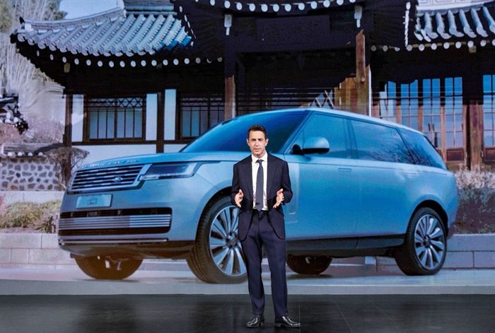 원 전략을 소개하는 JLR코리아 로빈 콜건 대표 [사진출처=JLR코리아]