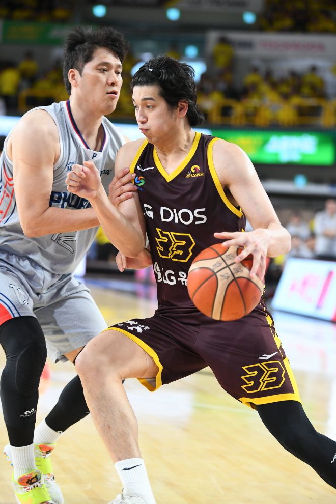 ‘필리핀 특급’ 칼 타마요(사진 오른쪽). 사진=KBL