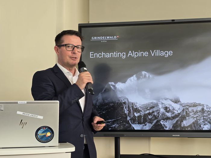 브루노 하우스뷔르트(Bruno Hauswirth) 그린델발트 관광청 리조트 총괄이 발표 중이다 / 사진=김혜성 여행+ 기자