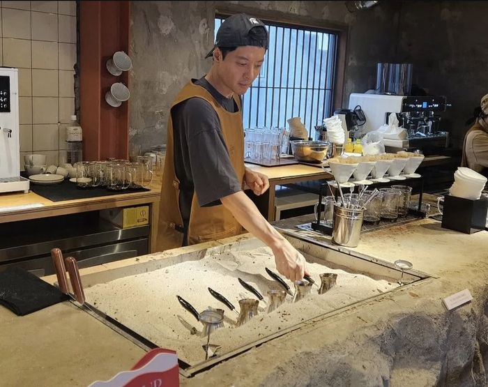 모래 위에서 데워진 커피포트, 드립 필터에서 피어오르는 김, 조용히 손님을 응대하는 미소까지. 배우가 아닌 사장의 얼굴이었다.사진=이동건 SNS