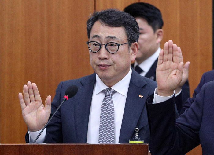 유영상 SK텔레콤 대표이사가 지난 30일 국회 과학기술정보방송통신위원회의에서 열린 방송·통신 분야 청문회에서 증인선서를 하고 있다. [김호영 기자]