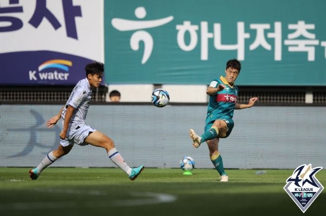 오재석(사진 오른쪽). 사진=한국프로축구연맹
