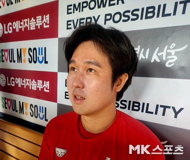 2일 경기를 앞두고 만난 최정. 사진(잠실 서울)=이한주 기자