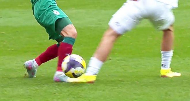 강원 이기혁이 건드린 공이 대전 김문환을 맞고 골라인 밖으로 나가고 있는 장면. 사진=경기 중계 화면 캡처