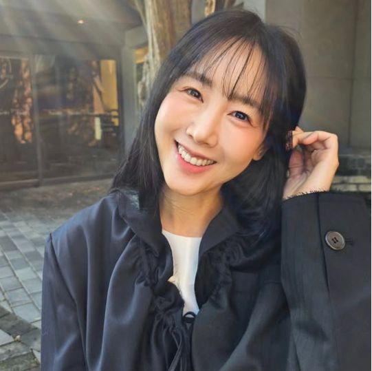 장난스럽게 손을 흔들며 활짝 웃는 모습은 건강한 에너지를 전하는 듯 보였지만, 사실 이 사진은 대상포진 발병 전날 찍은 것이라고 해 안타까움을 더했다.사진=별 SNS